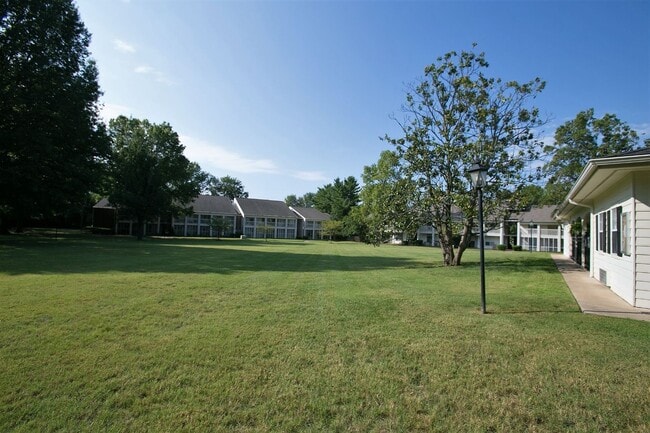 Building Photo - Townhome Close to MTSU