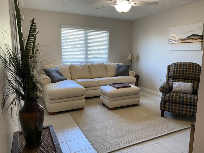 Building Photo - "Fully Furnished 2-Bed Condo Oasis in Tarpon Springs – Your Cozy Retreat Awaits!"