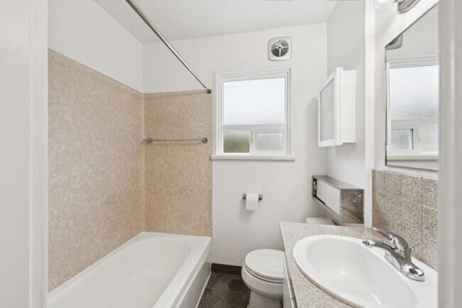 Building Photo - 3 bedroom in Seattle WA 98117