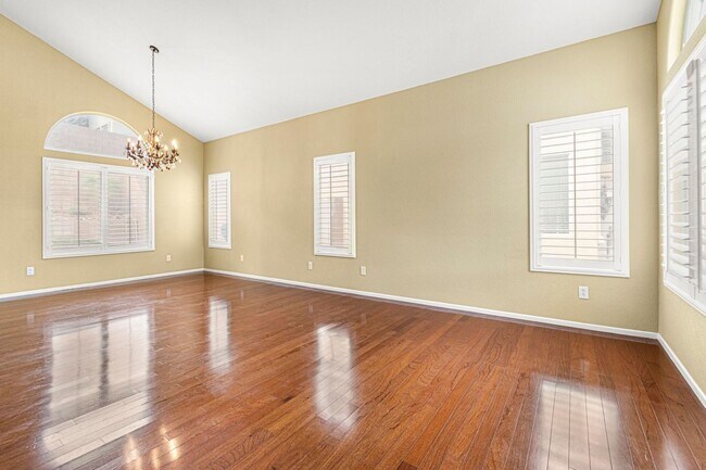 Building Photo - Immaculate 5 Bedroom, 3 bathroom home nest...