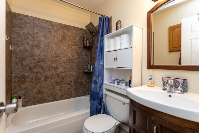 Building Photo - Fourplex in great central location!