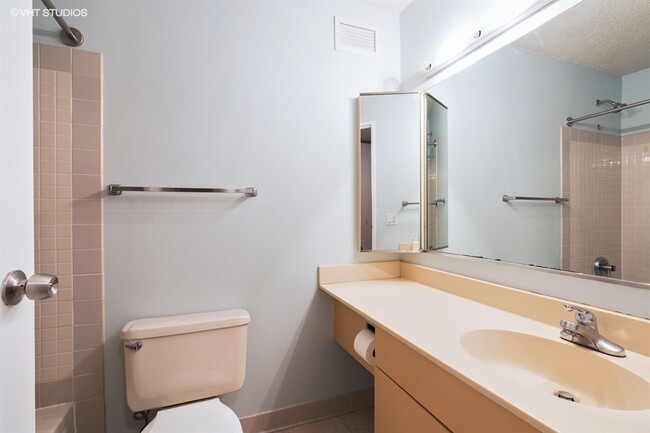 Building Photo - 440 N McClurg Ct