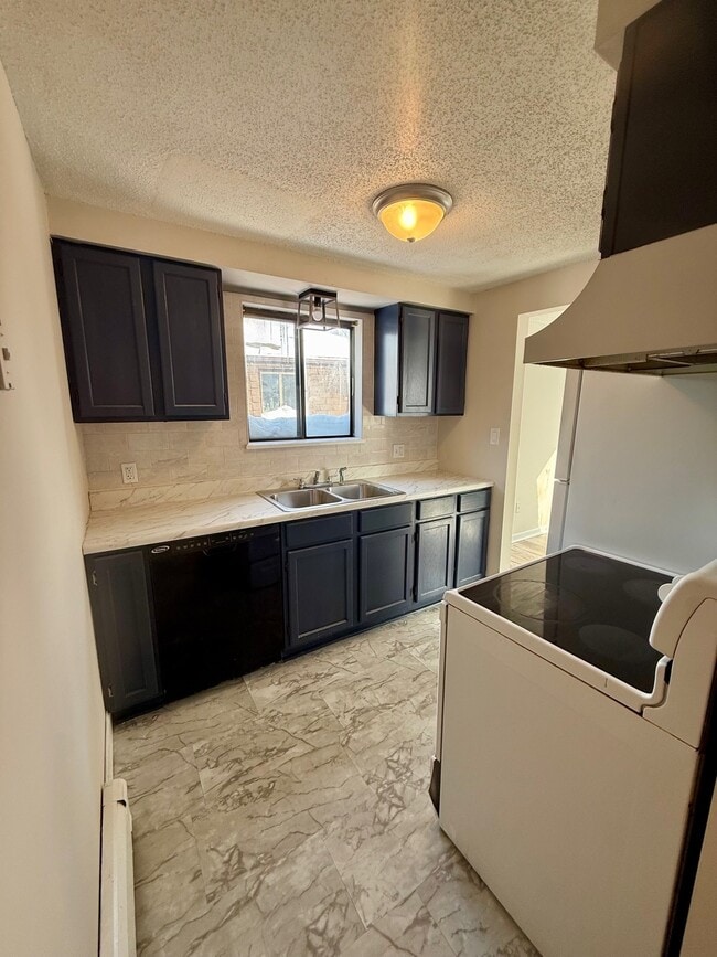 Building Photo - 156 Melrose St