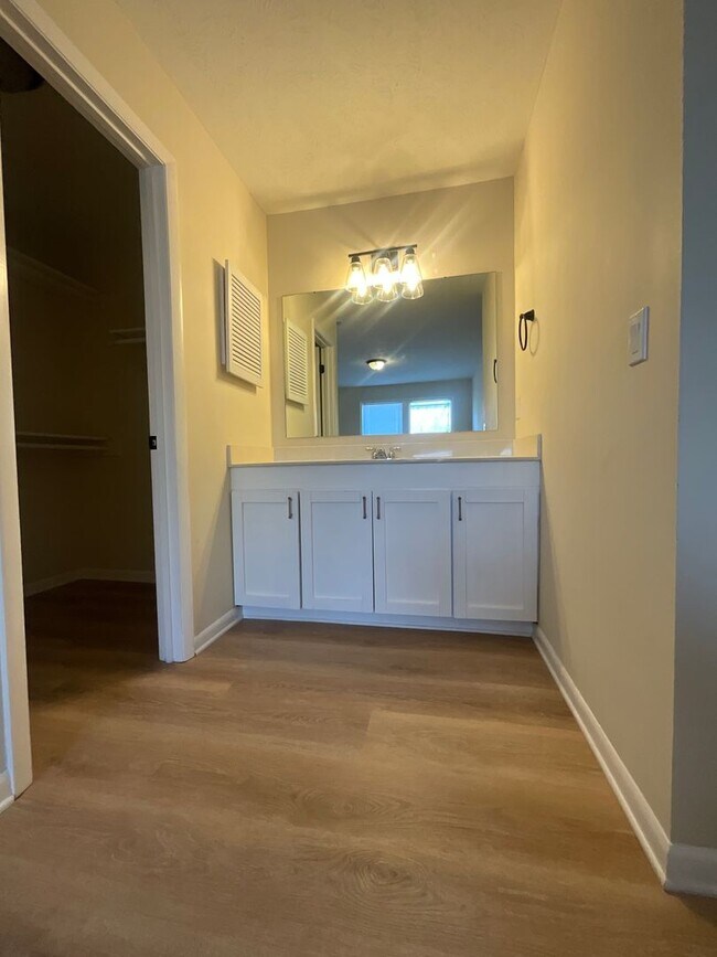 Building Photo - 1022-4 Brookhollow Drive Fayetteville, NC 28314