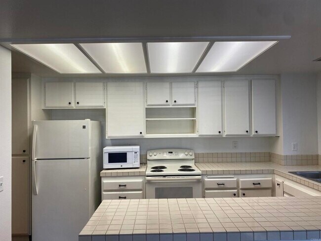 Building Photo - 520 Via De La Valle