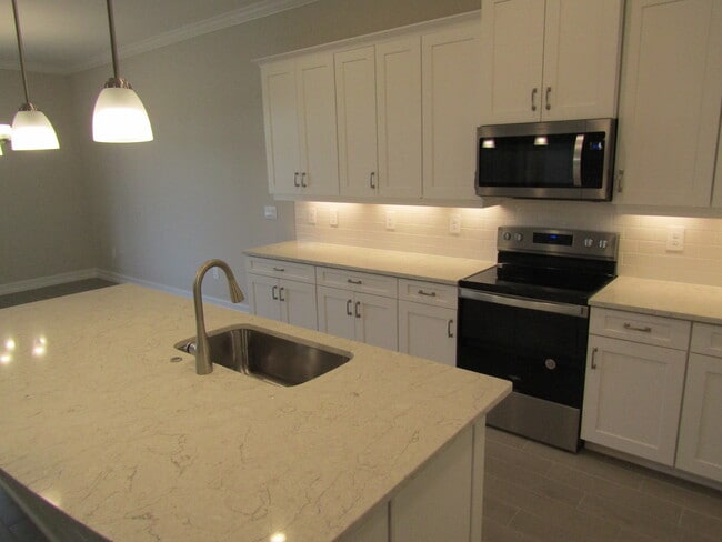 Building Photo - 608 Maraviya Blvd