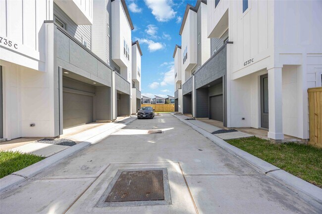 Building Photo - 6735 Peerless St