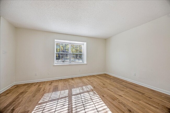 Building Photo - Updated 3 Bedroom Townhome