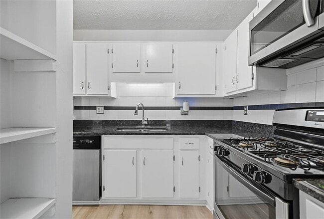 Building Photo - 6615 Sienna Ct