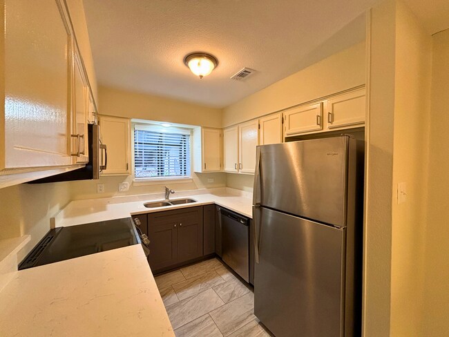 Building Photo - Move-In Special. ½ off the first full month's rent with a 12-month lease.