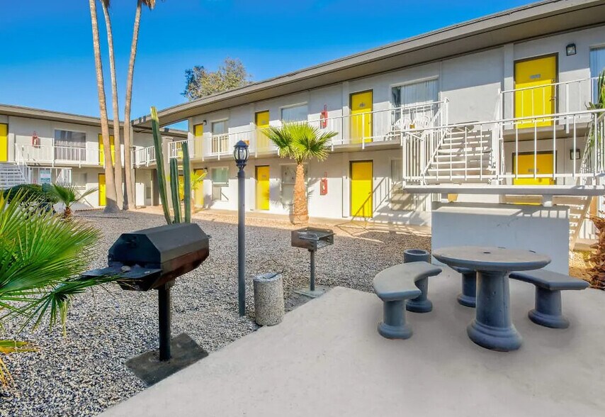 Building Photo - The Retro