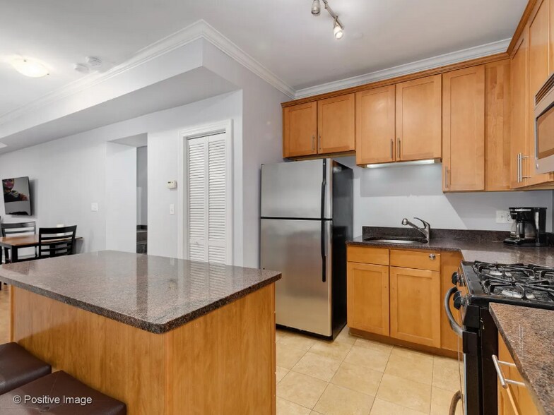 Building Photo - 556 W Deming Pl