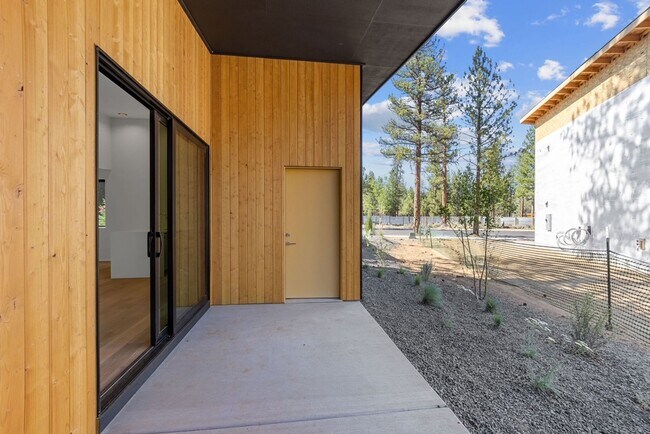 Building Photo - Gorgeous Modern 3-Bed/3-Bath in Sisters Wo...