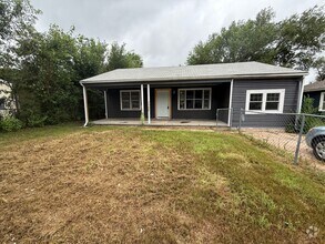 Building Photo - Darling 3 Bedroom in Nice Quiet Area