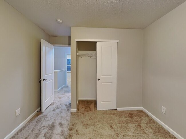 Building Photo - 4 bed 2.5 bath in Plainfield!