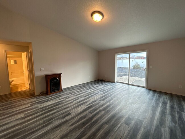 Building Photo - 3 Bedroom / 2 Bathroom Home in SE Madras