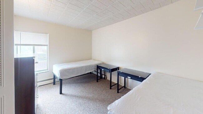 Building Photo - 912 S Forest Ave