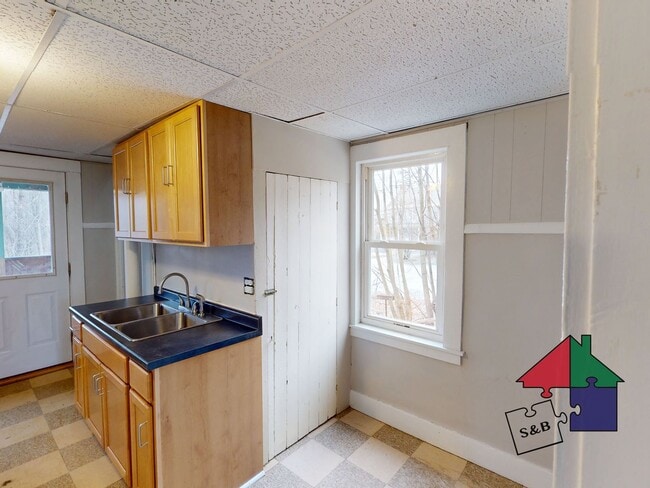 Building Photo - Save Big This Winter! 3BR Cottage – Heat Included!