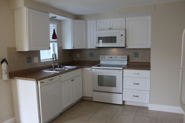 Building Photo - 1 Bedroom 1 bath all utilities incl. Apt.
