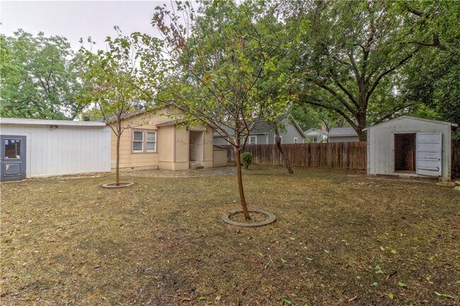 Building Photo - 607 E 15th St