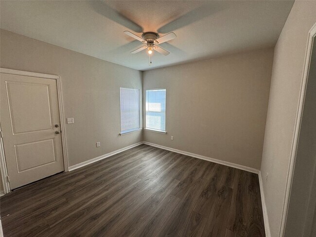 Building Photo - 2915 Peony Dr