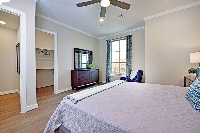 Building Photo - 5817 E Post Oak Ln