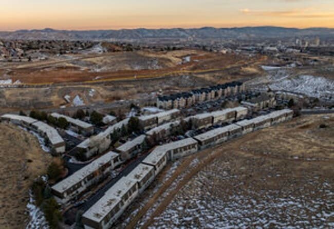 Building Photo - FULLY FURNISHED home available now.