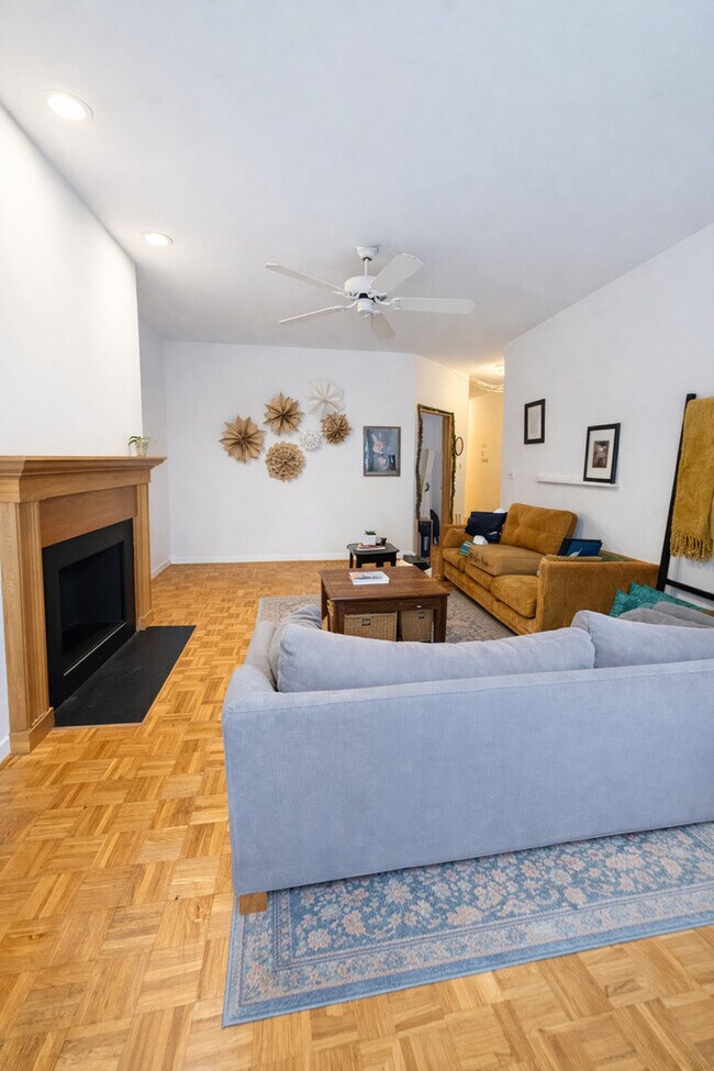 Building Photo - 4233 N Kenmore Ave