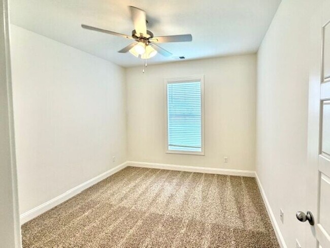 Building Photo - Now Leasing a 5-bedroom 3 bath home in Olive Branch @ Southbranch.