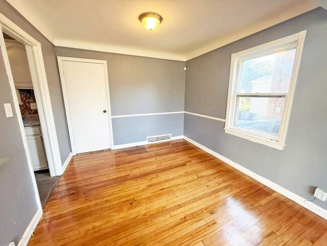 Building Photo - 4 BED 2 BATH SINGLE FAMILY HOME!