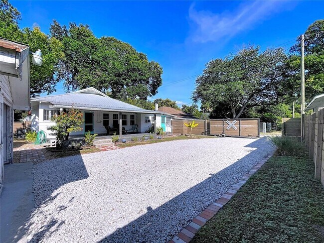 Building Photo - Timeless Bungalow located in the heart of Plant City Historic District