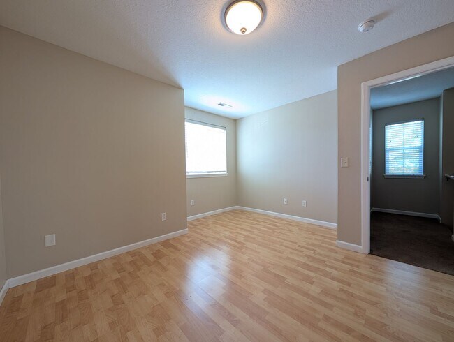 Building Photo - Beautiful 3-Bedroom, 2.5-Bath Home In River Road Area of Eugene!