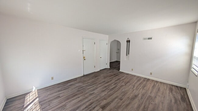 Building Photo - 5825 Sunshine Dr