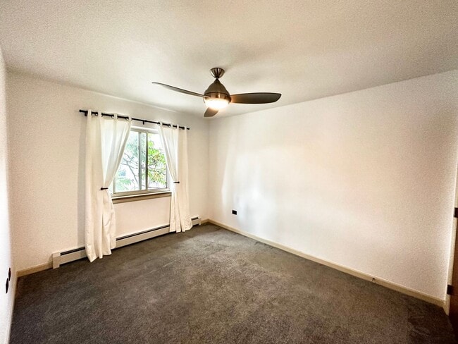 Building Photo - Prime Location Condo: Bright 1 Bed, 1 Bath...