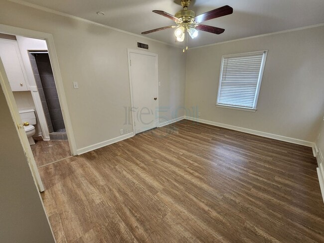 Building Photo - Compeltely Remodeled 3 Bedroom 3 Bathroom