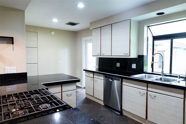 Building Photo - 5564 Aspen St