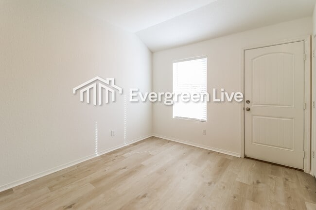 Building Photo - 44 10 Point Ln