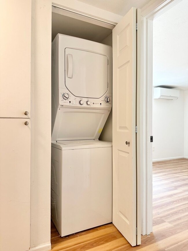 Building Photo - Converted Duplex 2 Bed 1 Bath w/ Private Y...