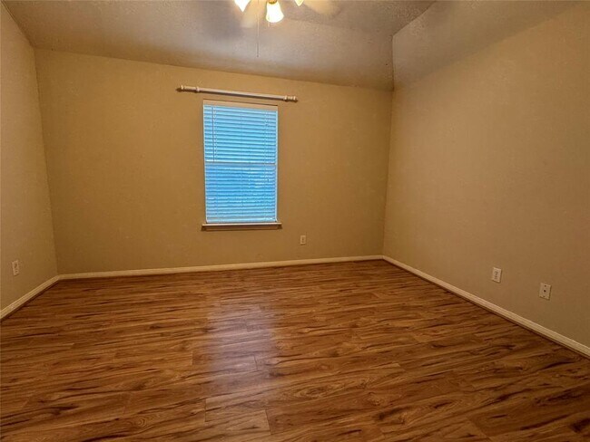 Building Photo - 3335 Southdown Dr