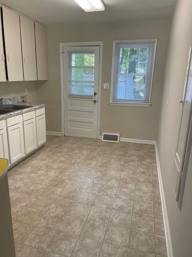 Building Photo - Adorable Duplex Located Off Spring Garden ...