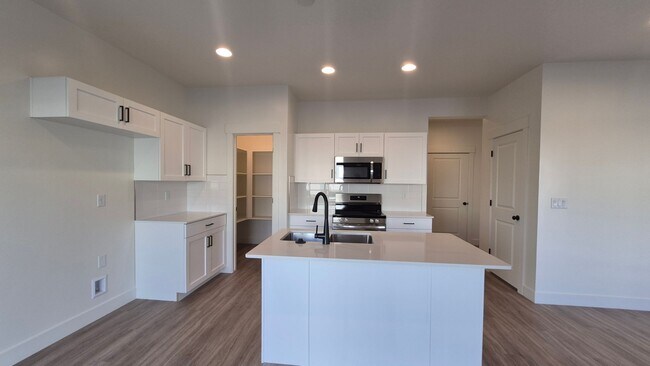 Building Photo - 5673 S Weehawken Ln