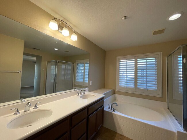 Building Photo - 3 bedroom, 2.5 bath Home located in the Gated College Lane Community in Redlands, CA