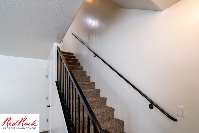 Building Photo - 3 Bedroom Two-Story Home Near Scenic Trails