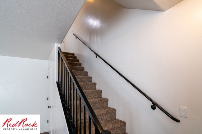 Building Photo - Conveniently located 3 Bedroom Townhome