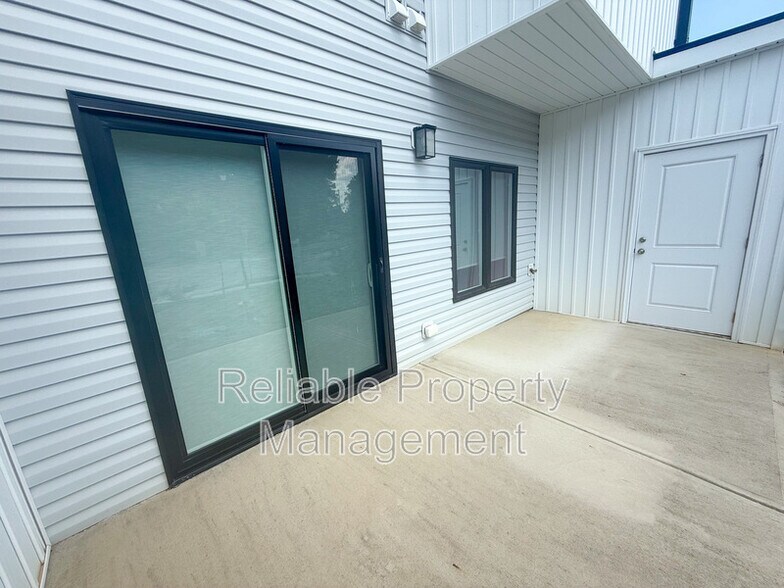 Building Photo - 14 S Laird Dr