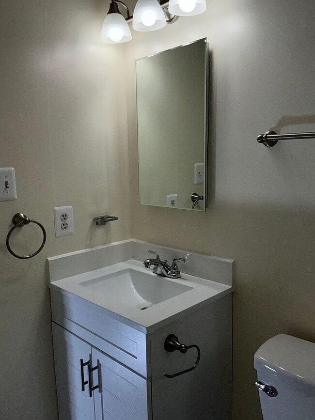 Building Photo - Very well maintained 3 bedroom 2 full 1 half bath town home located in the desired Stonebridge Co...