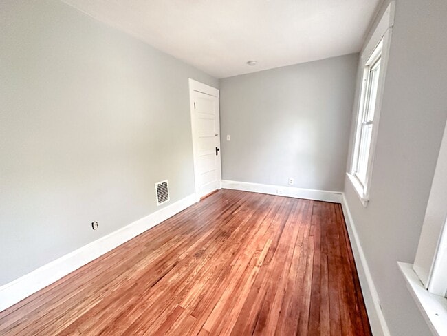 Building Photo - Lovely 3-bed Single Family Home in Hamden! Gorgeous Hardwood Floors throughout!