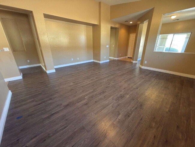 Building Photo - "Charming 3-Bedroom Oasis with 2 Baths and 1,711 Sq Ft of Comfort in Phoenix!"