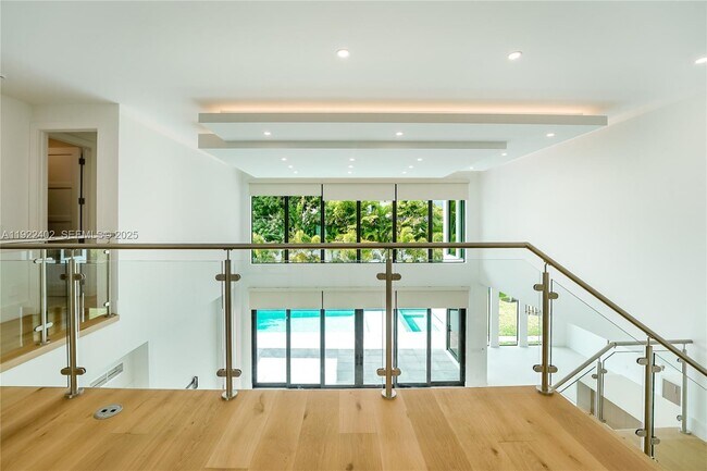 Building Photo - 333 NE Spanish Ct