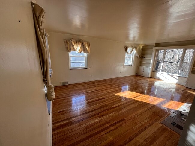 Building Photo - 136 Riverview Ter